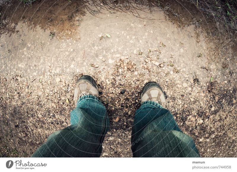 Wasserstand wandern Beine Fuß 1 Mensch Regen Pfütze Verkehrswege Fußgänger Wege & Pfade Schotterweg Schuhe Wanderschuhe stehen nass Perspektive Schwerpunkt