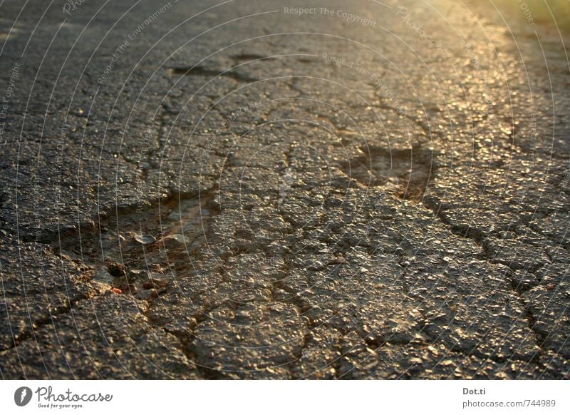 Loch an Loch, und hält doch Verkehrswege Straße kaputt Verfall Zerstörung Asphalt Straßenbelag Riss Frostschäden Straßenschäden verfallen sanierungsbedürftig