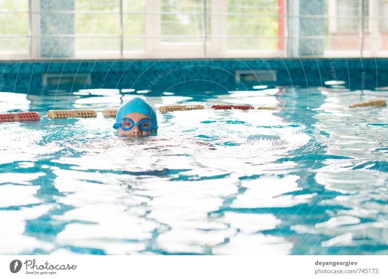 Kleiner Junge im Schwimmbad Freude Freizeit & Hobby Spielen Ferien & Urlaub & Reisen Sommer Sport Kind Schule Kindheit Lächeln Fröhlichkeit klein nass niedlich