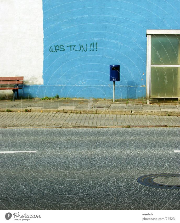 Was tun ! Wand weiß Müll Grunge Station Gully Bürgersteig grau Stadt Streifen blau blue white trashig Bus glass Straße street Bank grey alt old Mauer