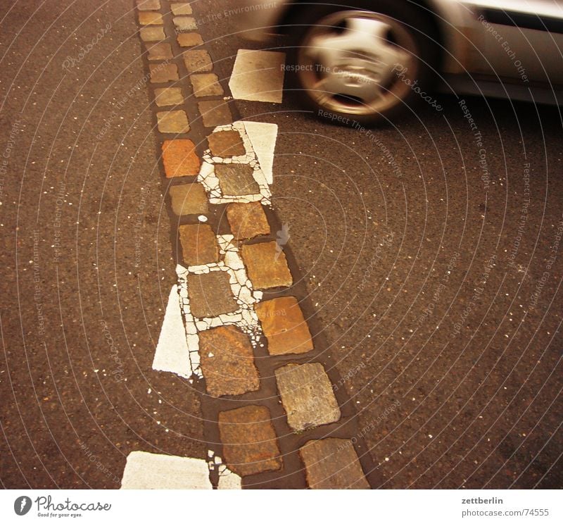 Überfahrt Mauer Todesstreifen Wiedervereinigung Fahrradweg Asphalt historisch Gedächtnis Rad schutzwall demarkationslinie 13. august 1961 3. oktober 1990