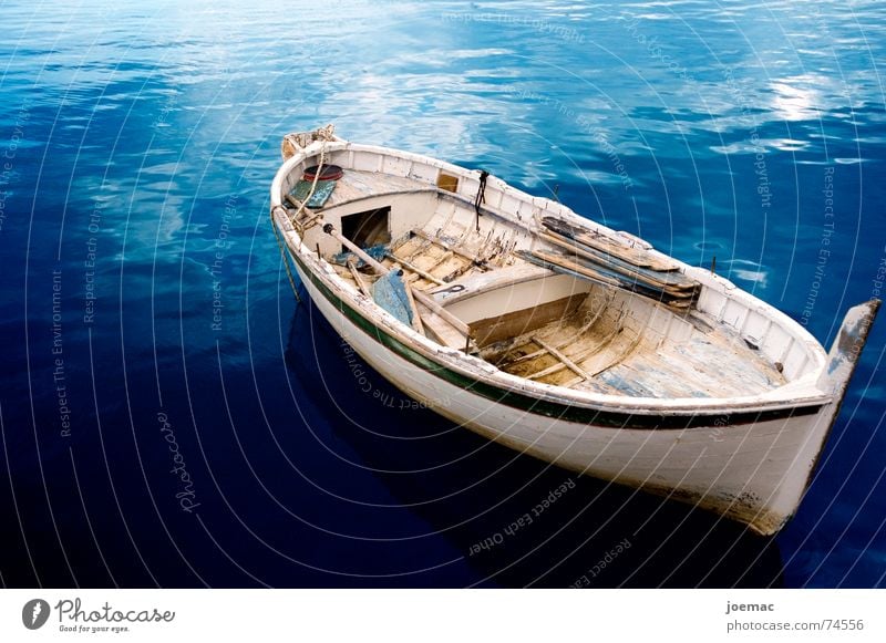 alleine und verlassen.. Wasserfahrzeug Fischerboot weiß Italien Marina di Camerota typisch Originalität Meer Ferien & Urlaub & Reisen Paddel blau Hafen holzboot