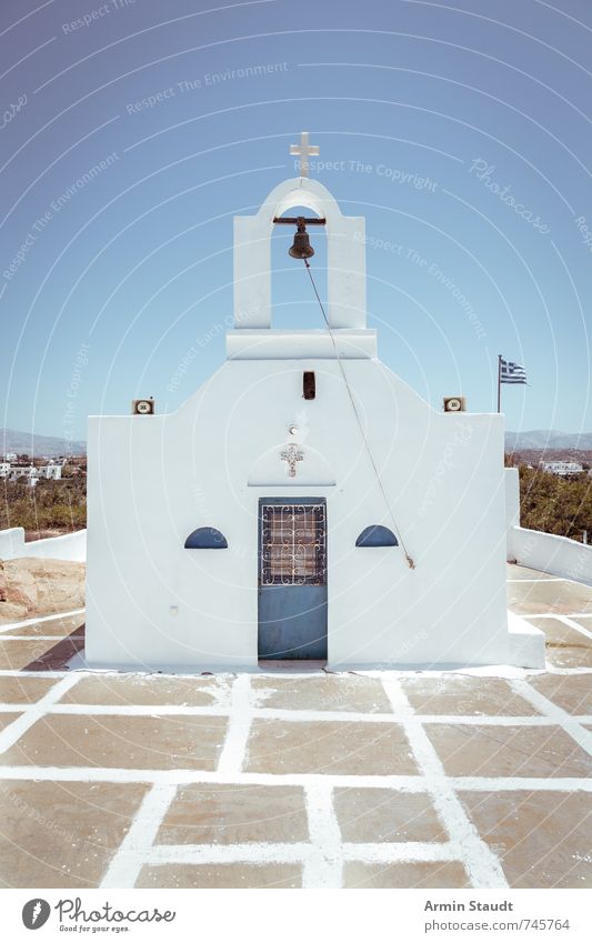 Kleine griechische Kapelle mit Flagge Ferien & Urlaub & Reisen Sommer Sommerurlaub Architektur Wolkenloser Himmel Mauer Wand alt authentisch einfach historisch