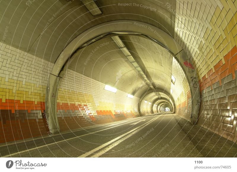 Tunnelblick Licht Beton Neonlicht Horizont Beleuchtung Richtung vorwärts Durchgang unterirdisch Unterführung hell Straße Wege & Pfade Fliesen u. Kacheln Pfeil