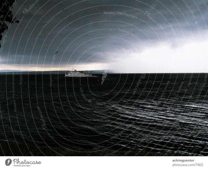 Und die Erde geht unter... schwarz See Wasserfahrzeug Sturm Horizont gefährlich dunkel Wolken Bodensee Gewitter Hagel Regen bedrohlich