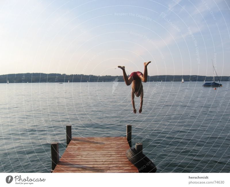 W wie Frosch Steg Wasserfahrzeug Mann Hose Badehose Hand Strand Wolken Horizont springen Kopfsprung nass lustig Sommer Starnberg Mensch Hinterteil Beine Fuß