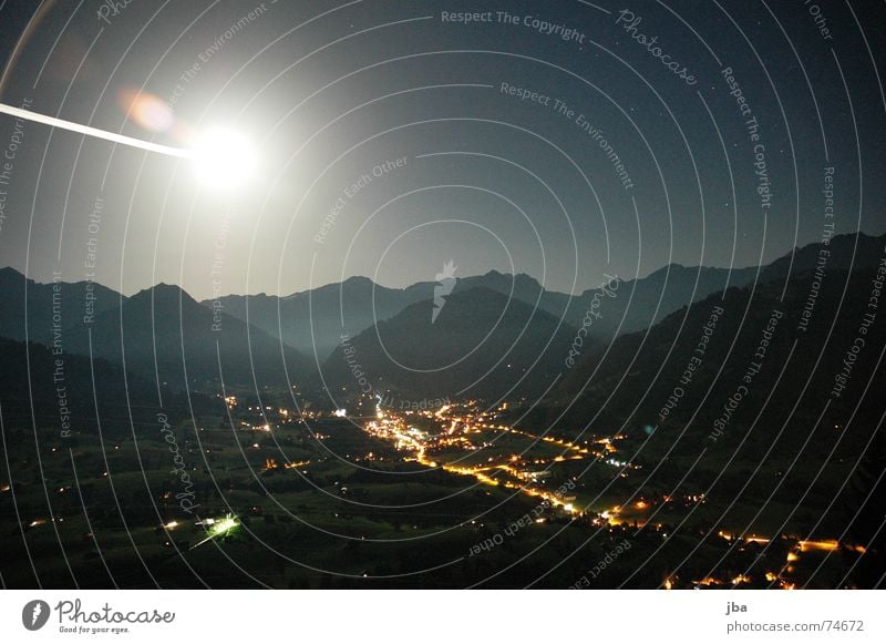 Saanenland by Night Gstaad Nacht Mondschein Langzeitbelichtung dunkel Beleuchtung Nebel Nebelbank Hügel grün hell Straße Berge u. Gebirge blau Abend