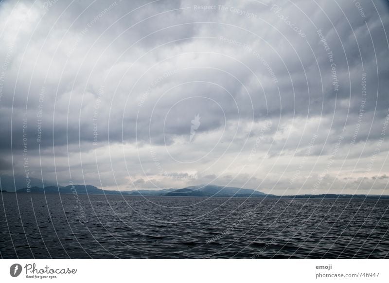 Zugersee Umwelt Natur Landschaft Luft Wasser Himmel Wolken Herbst schlechtes Wetter Unwetter Wind Sturm See dunkel kalt blau grau Farbfoto Gedeckte Farben