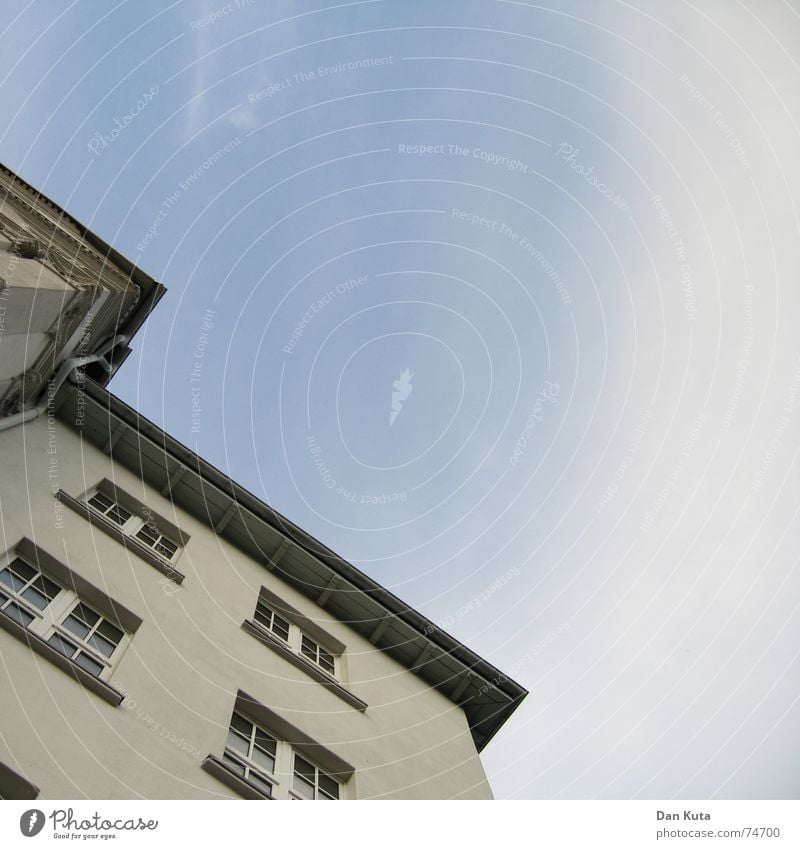 Jahrhundert-Wände Haus Wolken Schleier Wand Fenster Dach Dachrinne beige groß Himmel Glas alt