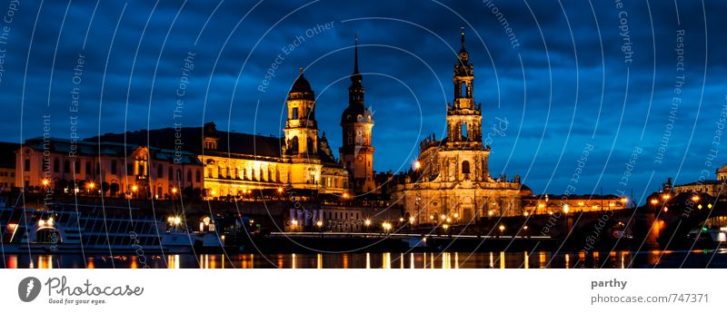 Dresden by Night Wasser Himmel Wolken Nachthimmel Stadt Altstadt Menschenleer Kirche Burg oder Schloss Bauwerk Gebäude Architektur Sehenswürdigkeit Schifffahrt