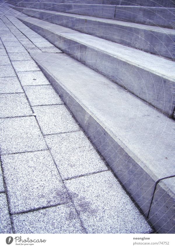 um die Ecke hoch gehen Treppe Stein laufen aufwärts abwärts Bewegung blau