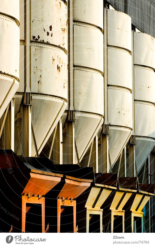 fünf gegen fünf 5 10 Silo nebeneinander Industriefotografie rot gelb grün weiß Fass Container Dachboden industrial