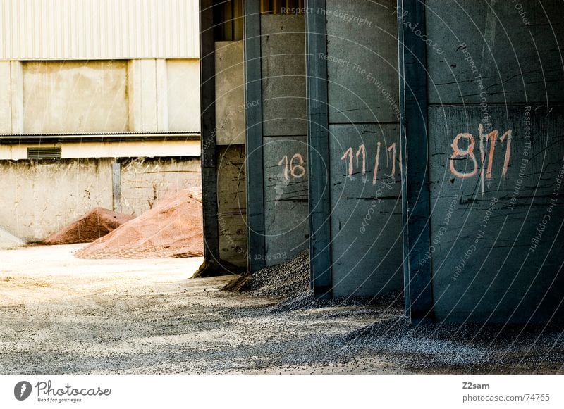 Tor 1 2 oder 3 Industriefotografie industriell Haufen Wand 8 Garage nebeneinander rot industrial Sand Stein Ziffern & Zahlen 11 Schatten light