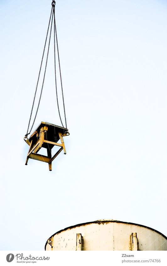 hung up hängen Tisch Baustelle Silo Fass Vogelperspektive Schweben Industriefotografie krahn Seil Kette industrial desk Himmel blau