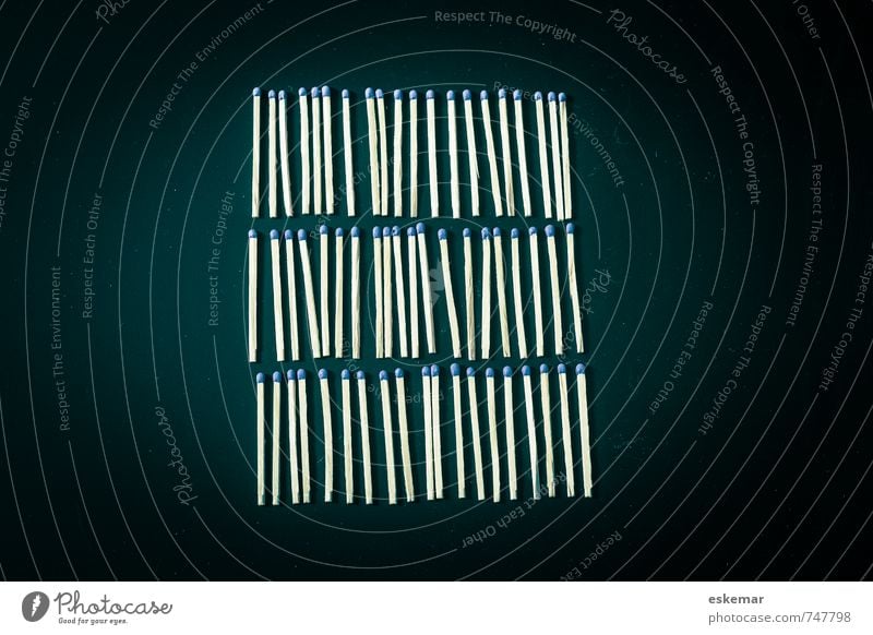 ordentlich Streichholz Linie Streifen liegen nah viele blau schwarz Ordnungsliebe Genauigkeit gleich Idee Präzision Symmetrie Gleichheit zählen Reihe sortieren