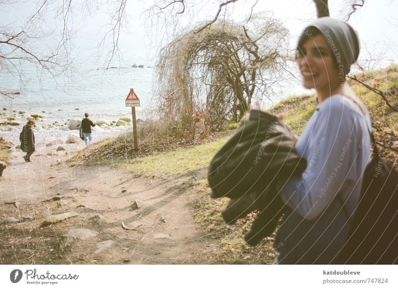 sur la mer feminin androgyn Wasser Wetter Schönes Wetter Küste Strand Bucht Ostsee Meer Insel Bewegung gehen genießen Lächeln lachen laufen ästhetisch