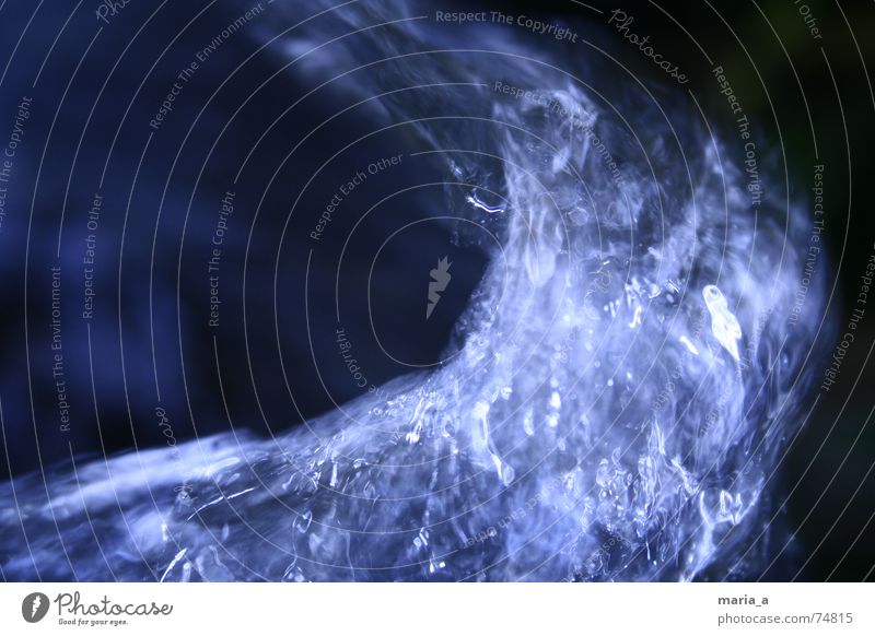 Wasser kalt Elektrizität dunkel Quelle Wasserwirbel Kühlung Kraft blau Strukturen & Formen hell Kontrast Bewegung quirlig Klarheit erfrischungm flexibel Dynamik