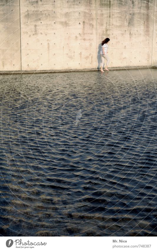 wasser marsch! Wellness feminin 1 Mensch Wasser Wellen See Bauwerk Architektur Mauer Wand Fassade gehen nass Stausee Staumauer Barfuß Wasseroberfläche Coolness