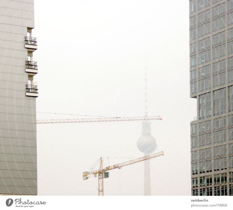 Fernsehturm Kran Hochhaus Fassade Baustelle Herbst Nebel Berliner Fernsehturm telespargel alex Mitte textbaustein