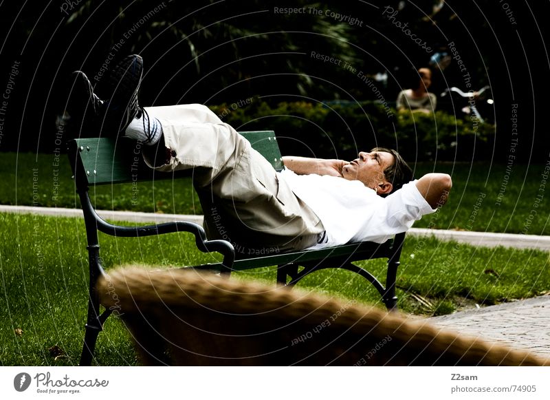 italienisch relaxen Italien Mann Park Sommer Erholung Pause genießen Gardasee italian man liegen Bank Telefon kreuzen Telefongespräch