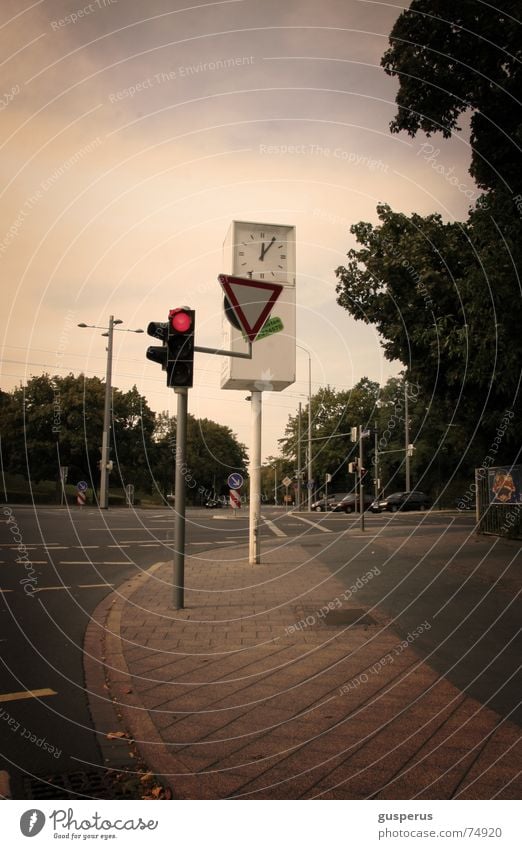 { Rotlicht } Ampel Uhr Bürgersteig Fußgängerübergang leer gehen stehen Mischung vorfahrt beachten wo hin? warten auf grün Ferne