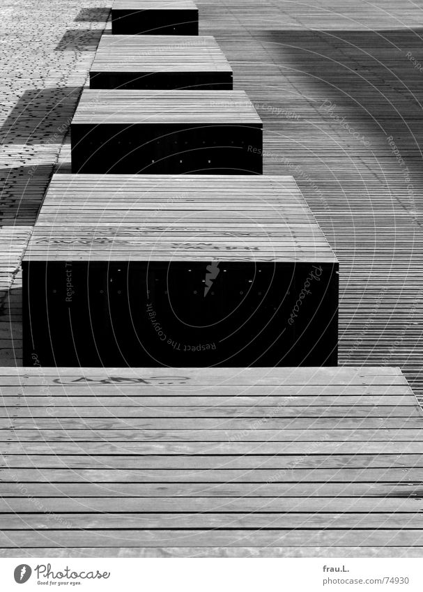 Bänke Bank Platz Holz Quader Stadt Architektur Verkehrswege Dinge sitzen Schatten Linie alter rinderschlachthof kopfsteinplaster Sommer