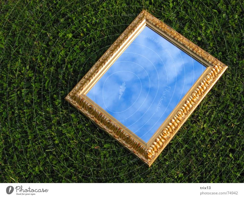 spiegelbild Spiegel Wiese Wolken Gras grün Reflexion & Spiegelung Rechteck Himmel gold Rahmen liegen Anschnitt