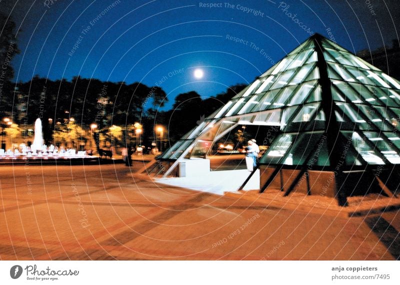 pyramid Nacht Design Riga Lettland Architektur Pyramide glass modern baltikum