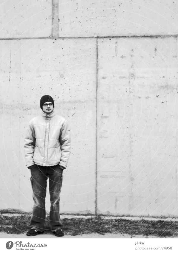 Der Mann vor Beton Fabrik Mensch Erwachsene Bauwerk Gebäude Architektur Mauer Wand Fassade Brille Mütze stehen Europäer Industriefotografie Kopfbedeckung