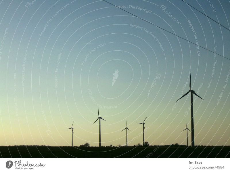 fadenscheinig Elektrizität Windkraftanlage Mühle Himmel Ferne blau Abend