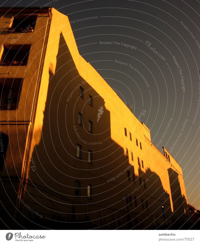 Haus Stadt Brandmauer Sonnenuntergang Mehrfamilienhaus Berlin Schatten carlitos way stürzende linien kein rechter winkel