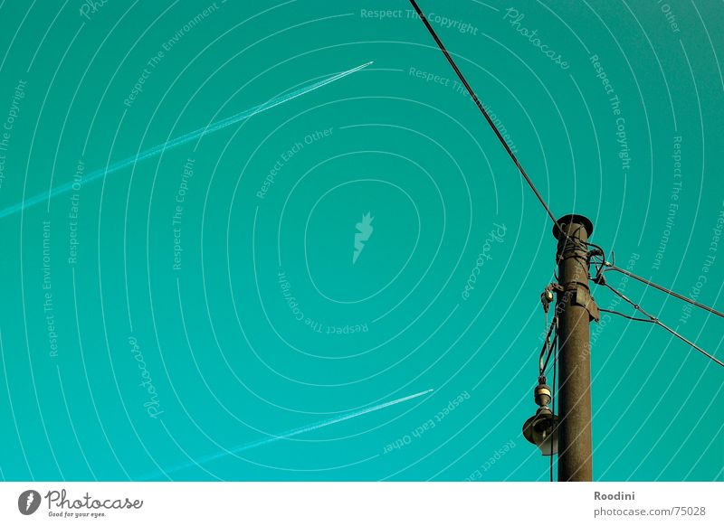 Die Leere dazwischen Elektrizität Oberleitung Hochspannungsleitung Laterne Flugzeug Strahlung türkis Kondensstreifen Jäger Militärflugzeuge Kabel Lampe kaputt