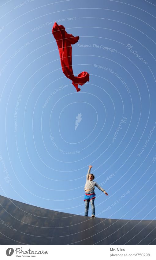 stoffwechsel Lifestyle Spielen Halfpipe 1 Mensch 8-13 Jahre Kind Kindheit Wolkenloser Himmel Schönes Wetter Bauwerk fangen fliegen werfen rot Freude Glück