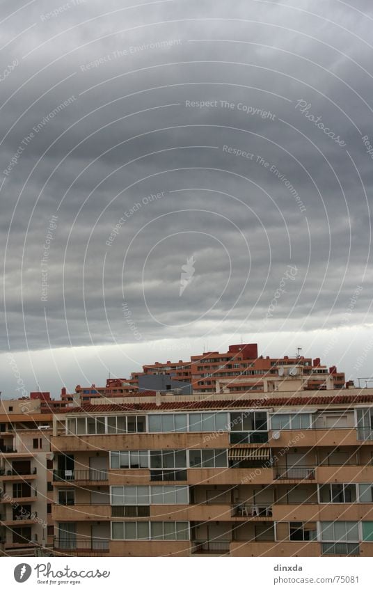 zusammenbrauung dunkel grau schwer Wolkendecke Unwetter bedrohlich Himmel Regen Gewitter beklemmend