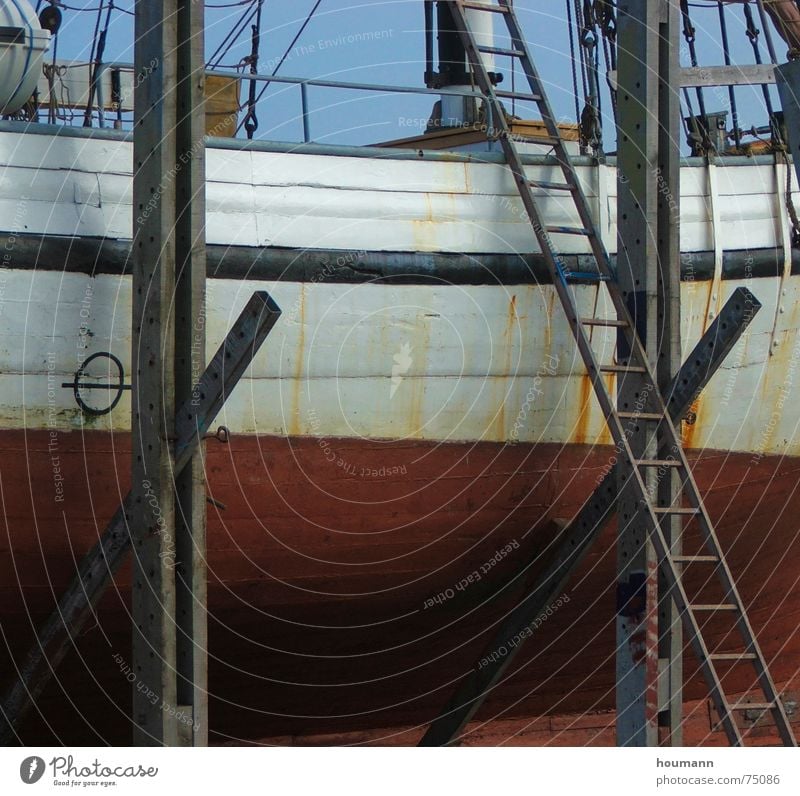 Leider Kein Wasser... Wasserfahrzeug Segelboot Oberkörper Reparatur rot Leiter Freiheit Hafen Strommast segelnd ladder ship sailboat hull repair freedom harbour