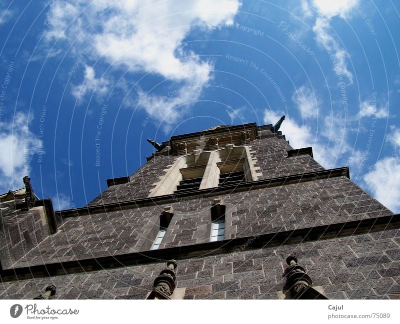 Hoch hinaus Geistlicher Protestantismus Religion & Glaube Fenster Wolken Katholizismus Trauer Sonnenstrahlen johanneskirche Himmel blau Stein Tod Freude hoch