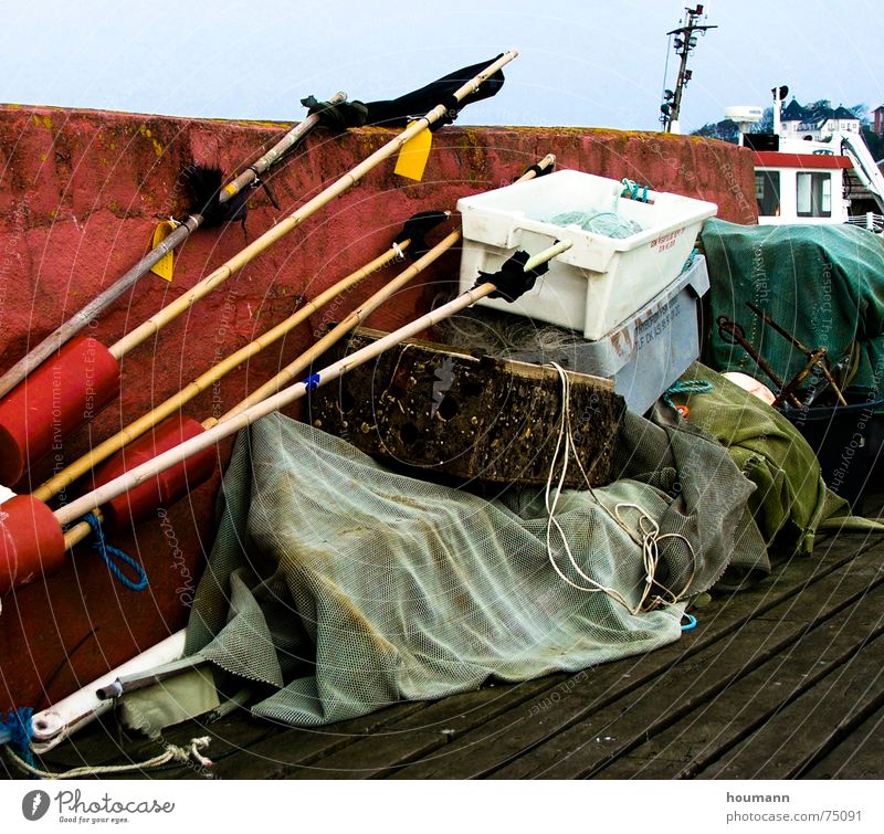 Ready to go fishing Stimmung Gastronomie Hafen flags mood Lautsprecher Brücke Kasten fischend red wall Netz rote wand net harbour