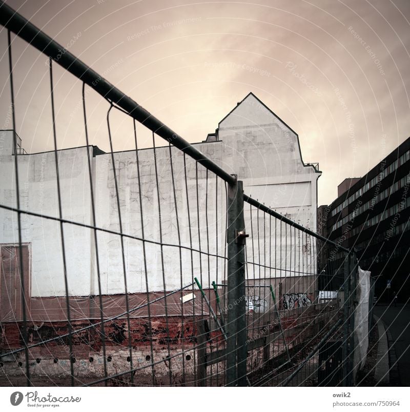 Leipziger Allerlei Himmel Schönes Wetter Stadtzentrum Fußgängerzone bevölkert Haus Mauer Wand Fassade Bauzaun Begrenzung Metall bedrohlich Kontrolle Ordnung