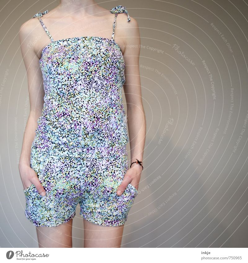 sommer Lifestyle Stil Mädchen Junge Frau Jugendliche Kindheit Leben Körper 1 Mensch 13-18 Jahre Mode Bekleidung Arbeitsanzug jumpsuit Shorts Top Blumenmuster