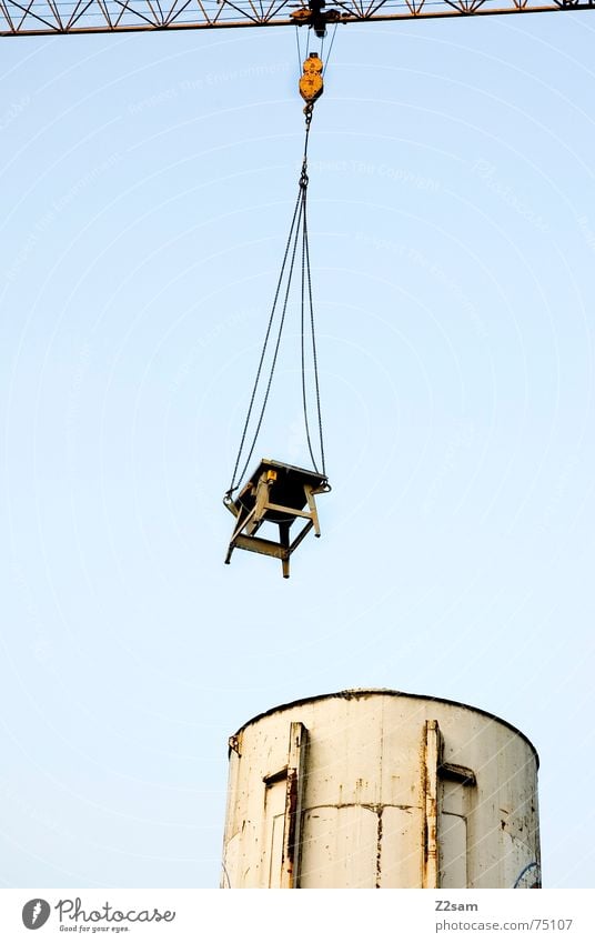 hung up II hängen Tisch Baustelle Silo Fass Vogelperspektive Schweben Industriefotografie krahn Seil Kette industrial desk Himmel blau