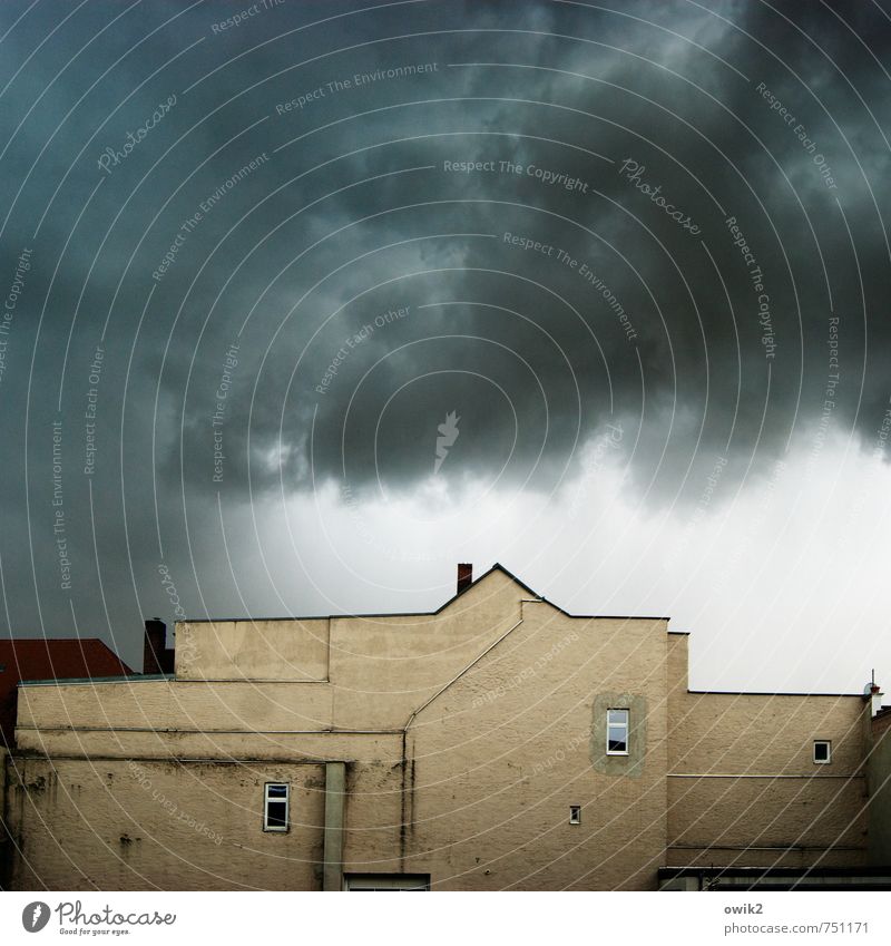 Brauerei Umwelt Natur Himmel Gewitterwolken Wetter schlechtes Wetter Unwetter bevölkert Haus Mauer Wand Fassade Fenster Schornstein toben bedrohlich dunkel wild