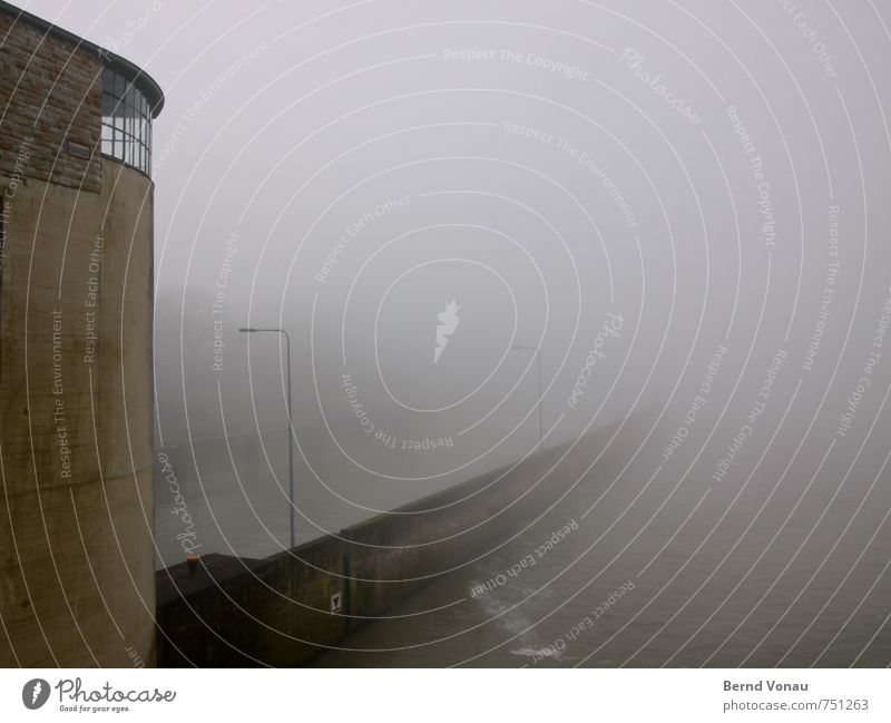 neblig trüb Hafen Mauer Wand Fenster Dach Schifffahrt Binnenschifffahrt trist braun grau Stimmung Nebel Laterne Laternenpfahl Wasser Fluss Neckar Staustufe