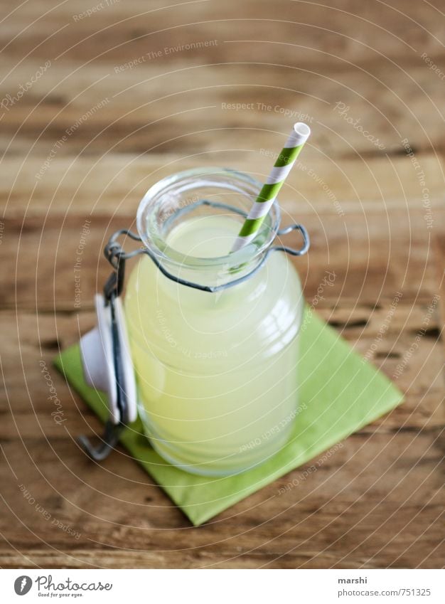 naturtrüb Ernährung Essen Bioprodukte Getränk trinken Erfrischungsgetränk Limonade gelb Halm Apfelsaft Serviette Vogelperspektive Holztisch durstig Durst