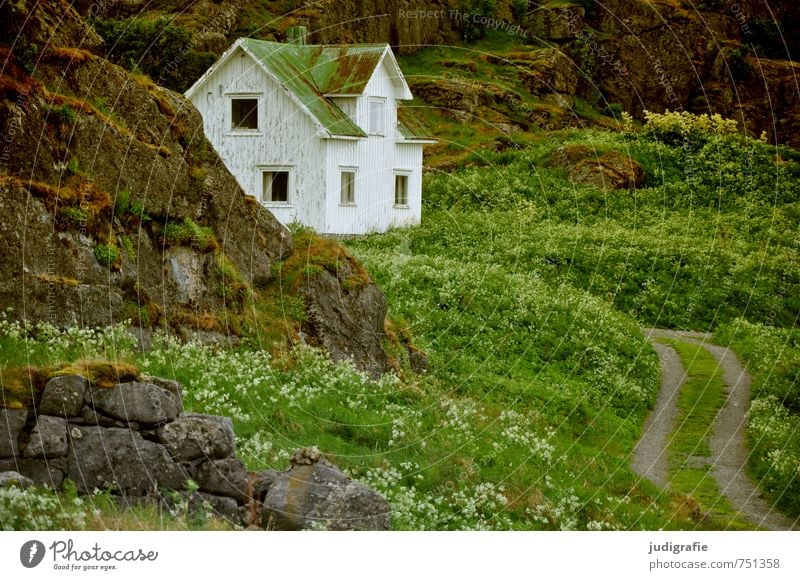 Vesterålen Umwelt Natur Landschaft Felsen Norwegen Vesteralen Haus Einfamilienhaus Wege & Pfade Stimmung Einsamkeit Idylle Häusliches Leben Farbfoto