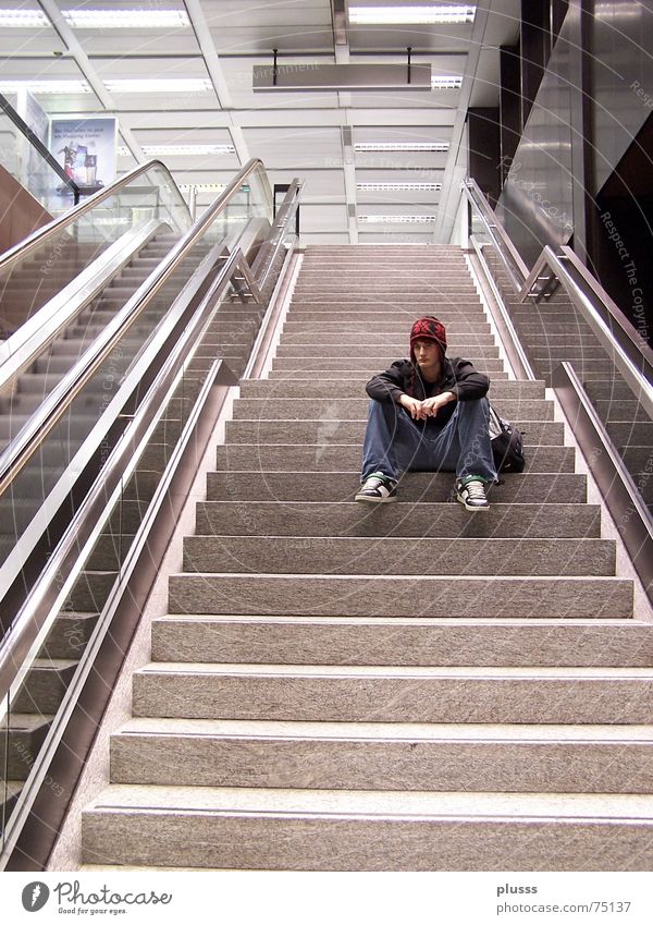 take_a_break ruhig Schulgebäude Schüler Maschine Mensch Flughafen Rolltreppe Denken laufen Traurigkeit warten Langeweile Trauer Einsamkeit Pause resignieren