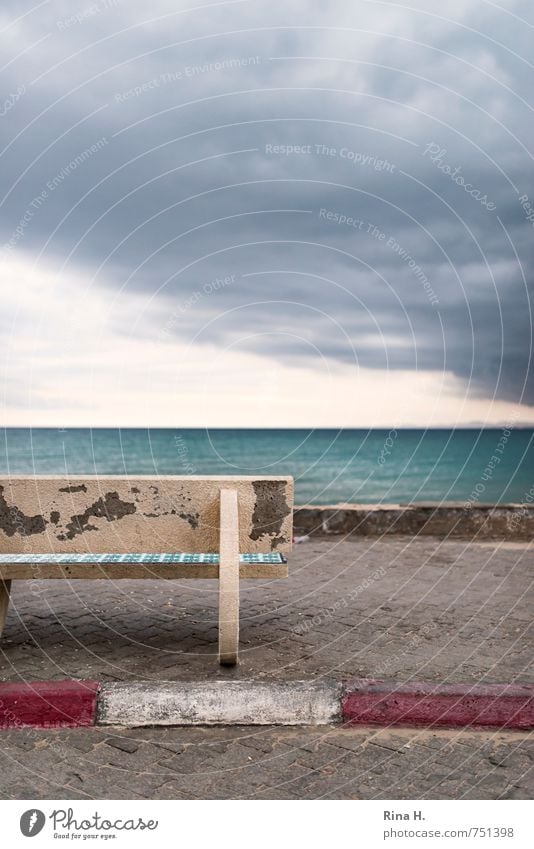 Vor dem Sturm Himmel Wolken Horizont Frühling schlechtes Wetter Unwetter Wind Meer Menschenleer bedrohlich dunkel Einsamkeit Bürgersteig Bank Straßenbegrenzung