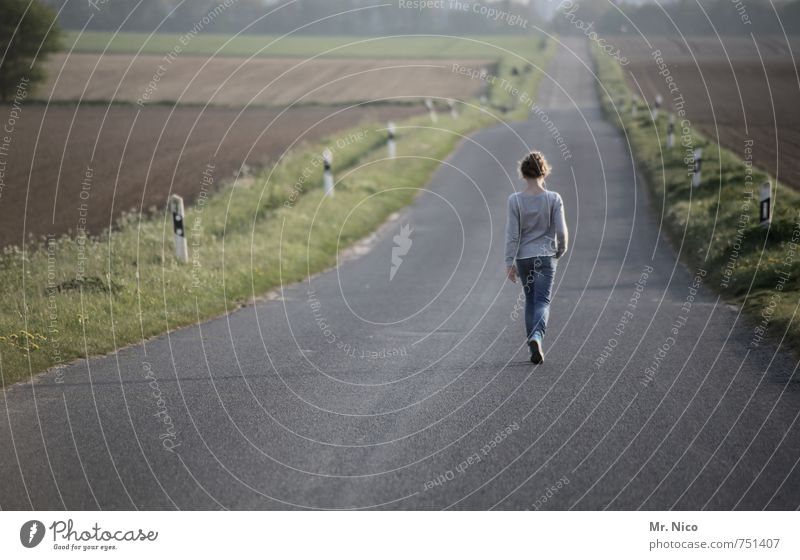 wohin gehst du ? Erholung ruhig Ferien & Urlaub & Reisen Ferne Freiheit wandern feminin 1 Mensch 8-13 Jahre Kind Kindheit Umwelt Natur Landschaft Pflanze Gras