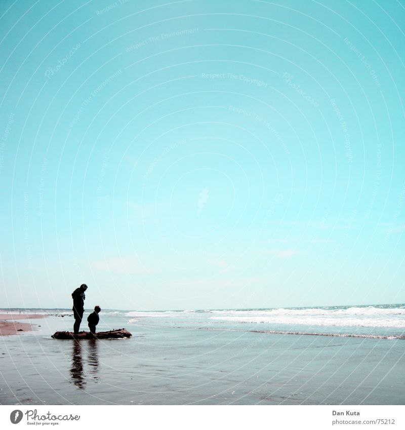 Papa, die hält bestimmt! Strand Vater Sohn Meer Wellen Einsamkeit Familie & Verwandtschaft Sommer Freude Küste Himmel Sonne Ferne Blick Angst Stolz bauen