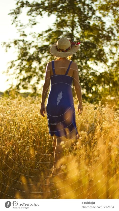 Sommertag Ausflug Sommerurlaub Sonne Sonnenbad feminin Junge Frau Jugendliche heiß Wärme Glück Farbfoto Außenaufnahme Textfreiraum unten Sonnenlicht Gegenlicht