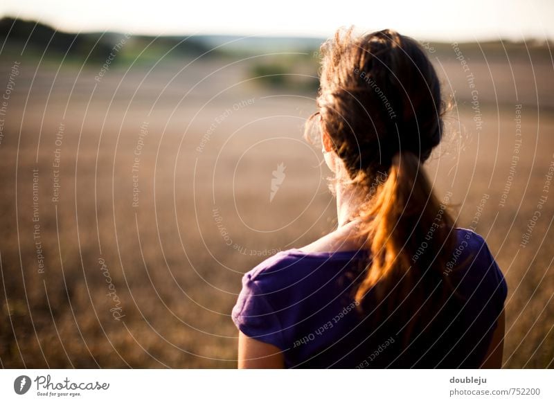 In die Ferne schweifen... feminin Junge Frau Jugendliche Haare & Frisuren 1 Mensch 18-30 Jahre Erwachsene genießen Blick natürlich Zufriedenheit stagnierend